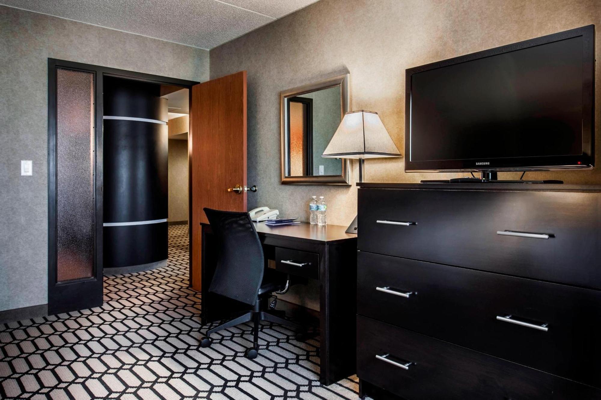 Delta Hotels by Marriott Fargo Exteriör bild